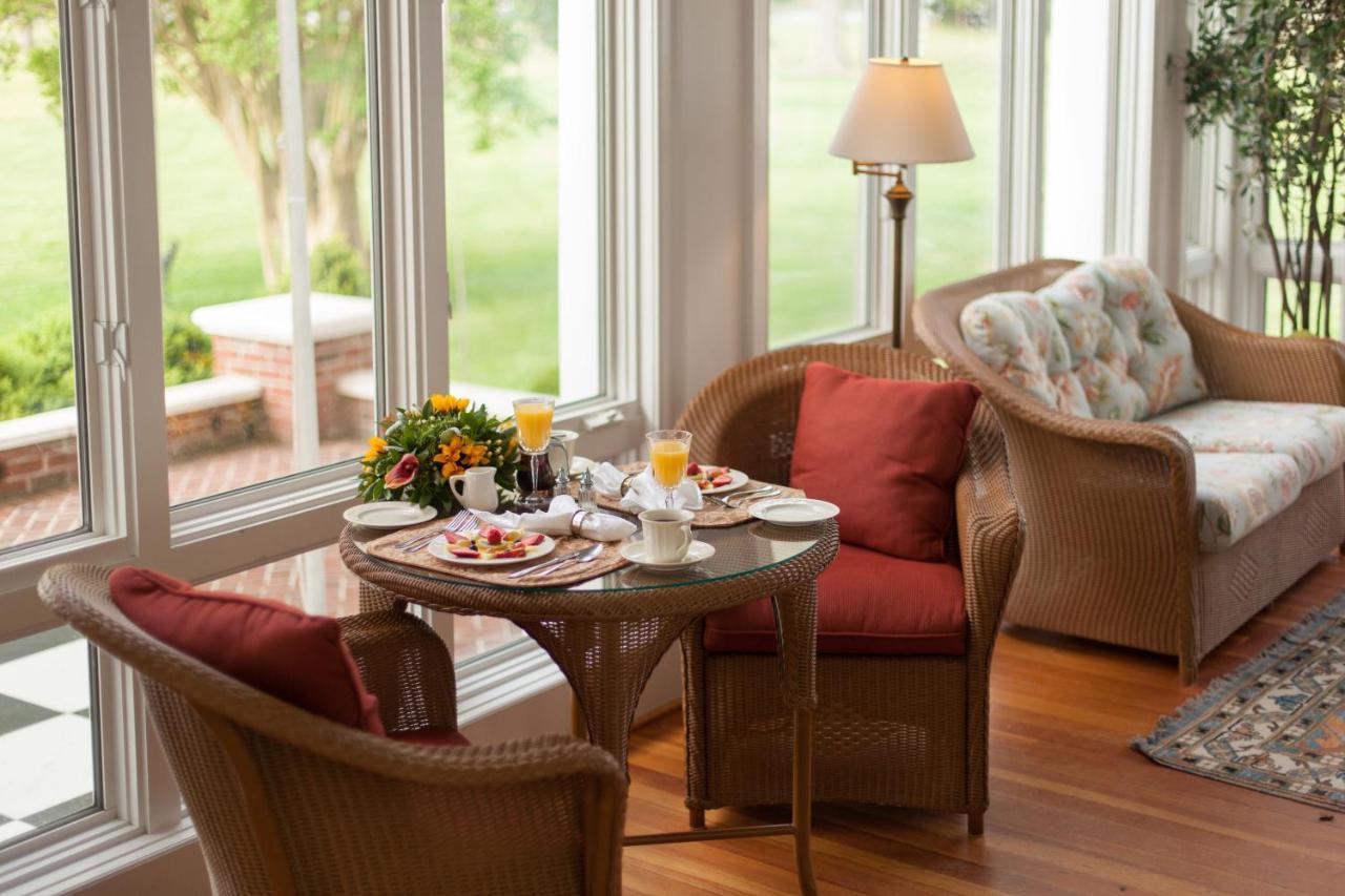 Inn At Warner Hall Gloucester Bagian luar foto
