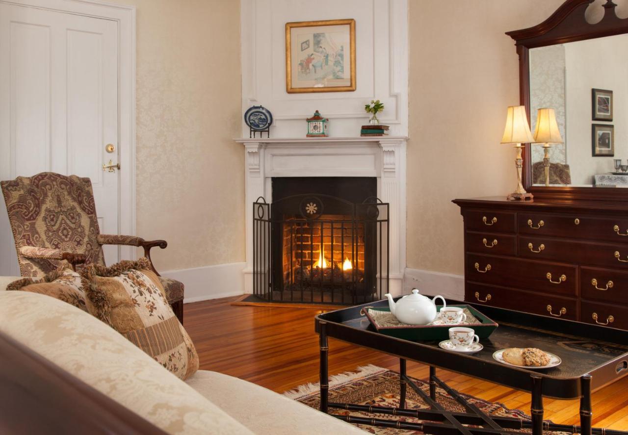 Inn At Warner Hall Gloucester Bagian luar foto