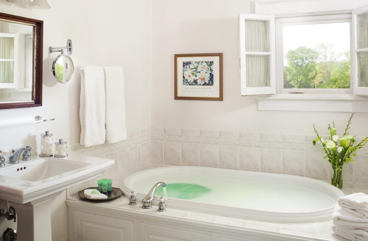 Inn At Warner Hall Gloucester Bagian luar foto